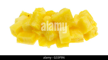 Una porzione di taglio fresco ananas isolato su uno sfondo bianco. Foto Stock