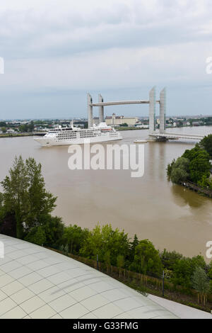 Barca Cruise-France, Aquitaine, Gironde, 33, Bordeaux Bastide, Pont Jacques Chaban Delmas Foto Stock