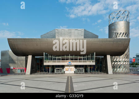 Il Lorwy Arts Center e complesso in Salford Quays dal Manchester Ship Canal vicino a Media City. Foto Stock