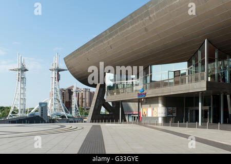 Il Lorwy Arts Center e complesso in Salford Quays dal Manchester Ship Canal vicino a Media City. Foto Stock