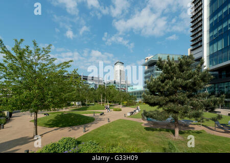 Un giardino prato in MediaCityUK, il cui elenco dei locatari per la BBC e ITV, Granada, trova in Salford Quays area di Greater Manchester. Foto Stock