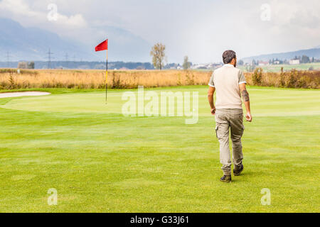 Un foro di golf con un flag pole in un bellissimo campo da golf Foto Stock