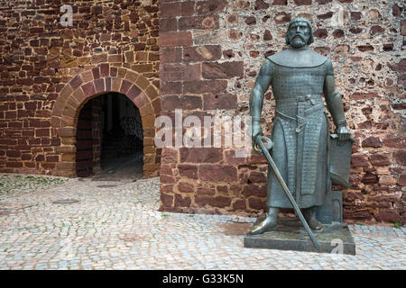 Statua di re Sancho I all'entrata castello medievale di Silves, Algarve Portogallo Foto Stock