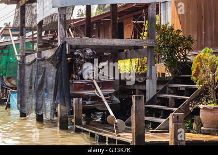 Hovels lungo il fiume in un piccolo villaggio tailandese in campagna Foto Stock