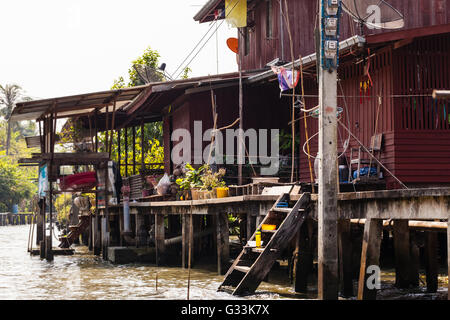 Hovels lungo il fiume in un piccolo villaggio tailandese in campagna Foto Stock