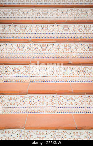 Scala di colore arancione con piastrelle decorative Foto Stock