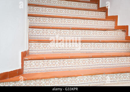 Scala di colore arancione con piastrelle decorative Foto Stock