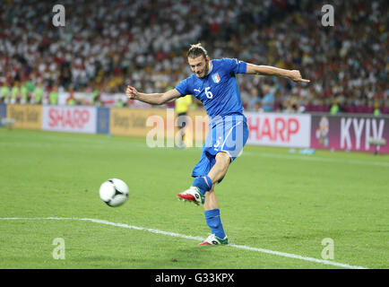 Kiev, Ucraina - 24 giugno 2012: Federico Balzaretti dell Italia controlla una palla durante UEFA EURO 2012 Quarti di finale di partita contro l'Inghilterra allo stadio Olimpico a Kiev, Ucraina Foto Stock