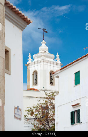 Campanile della chiesa della Igreja Matriz de Albufeira nella città vecchia, Portogallo Foto Stock