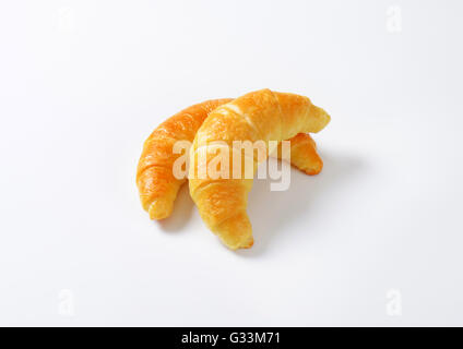 Due ripieni di marmellata croissant su sfondo bianco Foto Stock