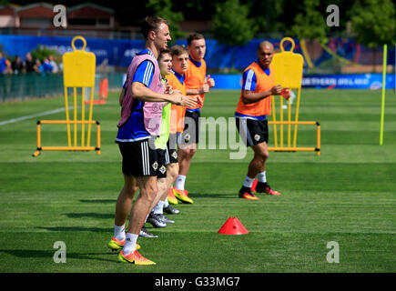 In Irlanda del Nord la Jonny Evans durante una sessione di formazione presso il Parc de Montchervet, Saint-Georges-de-Reneins. Foto Stock