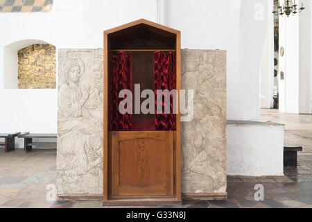 La confessione confessionale stand all'interno di St Marys Chiesa, Gdansk, Polonia, Europa Foto Stock