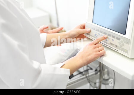 Il monitoraggio dei segni vitali sul recupero post-operatorio camera Foto Stock