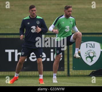 Repubblica di Irlanda è Stephen Ward (sinistra) e Richard Keogh durante una sessione di formazione presso il National Sports Campus Abbotstown, Dublino. Foto Stock