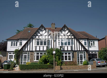 Matching semi-detached mock tudor case in Strawberry Hill, Twickenham, middlesex, Inghilterra Foto Stock