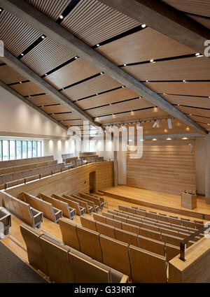 Auditorium inclinata e aula magna, visto dall'alto. Wolfson College Auditorium, Oxford, Regno Unito. Architetto: Berman Guedes Stretton, 2013. Foto Stock