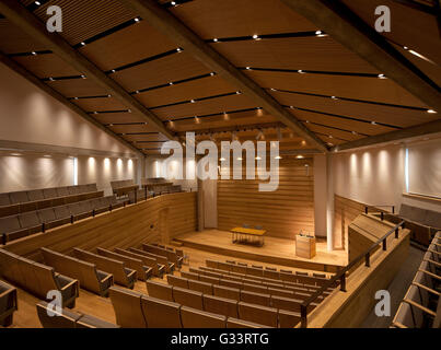 Auditorium inclinata e aula magna, visto dall'alto. Wolfson College Auditorium, Oxford, Regno Unito. Architetto: Berman Guedes Stretton, 2013. Foto Stock