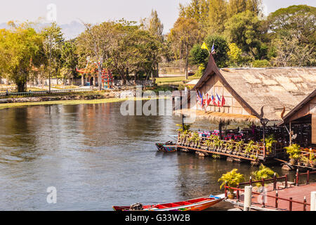 Hotel sul fiume Kwai in provincia Kanchanaburi, Thailandia. Le case galleggianti nei pressi del famoso ponte Foto Stock