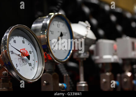 Attrezzature industriali analogica con ogni angolo di temperatura e manometri. Foto Stock