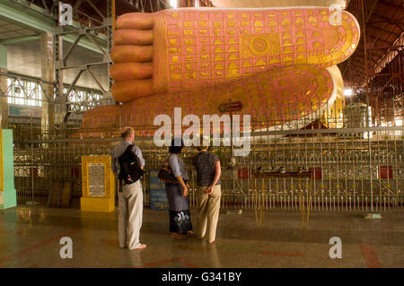 65m reclinato lungo la statua di Buddha a Chauk Htat Gyi Pagoda Yangon, Myanmar. Foto Stock