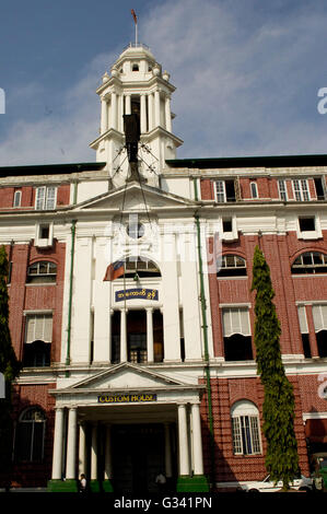 Vecchio edificio coloniale ora il Customs House di Yangon Rangoon MYANMAR Birmania Foto Stock