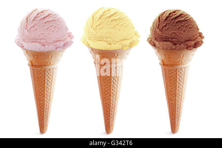 Un assortimento di coni gelato tra cui cioccolato, vaniglia e fragola Foto Stock