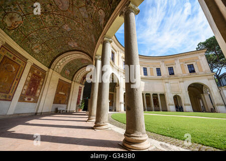 Roma. L'Italia. Villa Giulia (1551-1553), affrescata loggia semicircolare. Oggi la villa ospita il Museo Nazionale Etrusco. Foto Stock