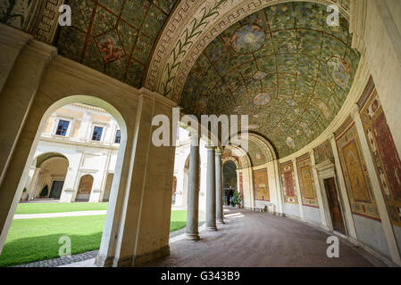 Roma. L'Italia. Villa Giulia (1551-1553), affrescata loggia semicircolare. Oggi la villa ospita il Museo Nazionale Etrusco. Foto Stock