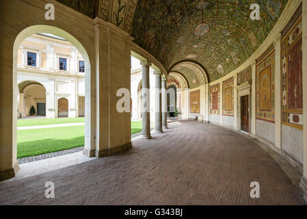 Roma. L'Italia. Villa Giulia (1551-1553), affrescata loggia semicircolare. Oggi la villa ospita il Museo Nazionale Etrusco. Foto Stock