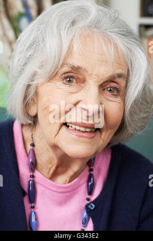 Testa e spalle Ritratto di sorridente donna Senior a casa Foto Stock