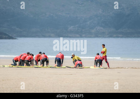 Una scuola di surf su Fistral in Newquay, Cornwall. Foto Stock