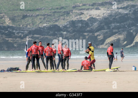 Una scuola di surf su Fistral in Newquay, Cornwall. Foto Stock