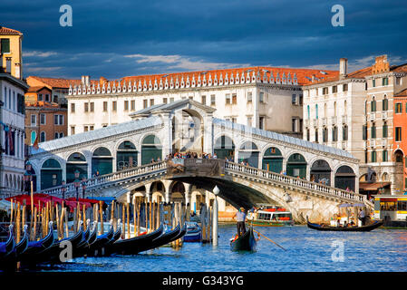Ponte di Rialto sul Canal Grande Foto Stock