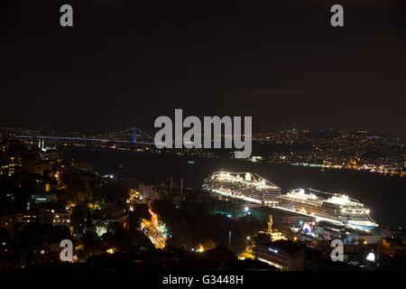 Lo skyline di Istanbul dal Ponte di Galata di notte, con crociera, Turchia Foto Stock