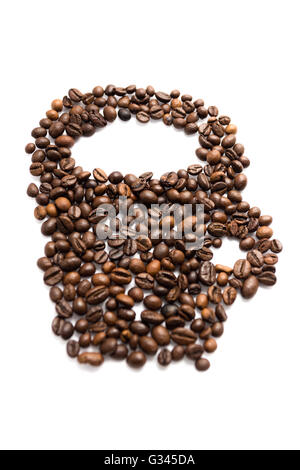 Chicchi di caffè tazza sullo sfondo bianco Foto Stock