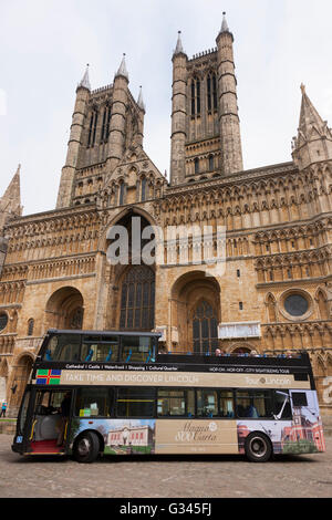 ' Tour Lincoln ' open top / sormontato autobus turistico fuori Cattedrale di Lincoln, Lincoln. Regno Unito Foto Stock