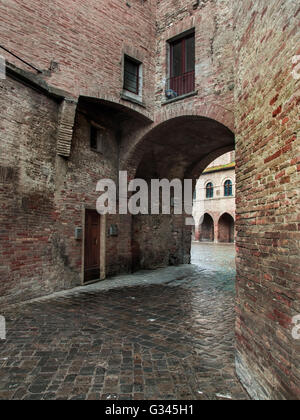 Mattone medievale anticamera della piazza la visualizzazione del tunnellato ingresso Foto Stock