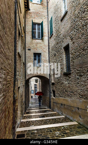 Tunnel di ciottoli e la strada in un giorno di pioggia Foto Stock