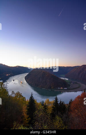 Schlögen ansa del Danubio con la nave da carico e nave di crociera, Austria, Oberösterreich, Austria superiore, , Haibach ob der Donau Foto Stock