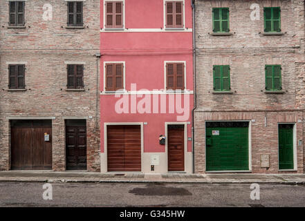 Facciata di tre di tre piani di alta case di mattoni Foto Stock