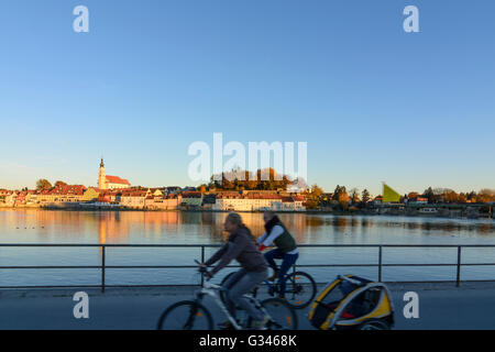 Vista di Schärding am Inn dal vecchio Inn ponte con i ciclisti, Austria, Oberösterreich, Austria superiore, , Schärding Foto Stock