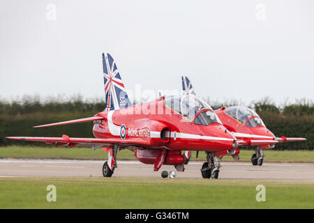 Royal Air Force (RAF) frecce rosse aerobatic team display eseguendo presso la RAF Airshow Waddington. Foto Stock