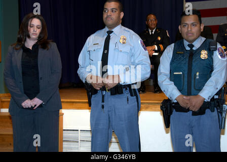 2 poliziotti e una polizia dispatcher preparare per ottenere premi al Prince George County polizia Awards Program in Landover, Foto Stock