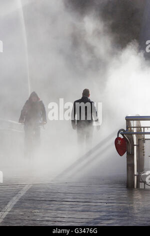 Pero's Bridge a Bristol durante un arte di installazione da Fujiko Nakaya intitolata " nebbia ponte", Febbraio 2015. Foto Stock