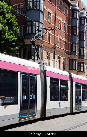 Midland metro dal centro città in tram di estensione lungo Corporation Street, Birmingham, Inghilterra, Regno Unito, Europa occidentale. Foto Stock