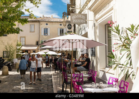 I turisti in un momento di relax a un cafe' sul marciapiede, Lourmarin, Luberon, Vaucluse, Provence-Alpes-Côte d'Azur, in Francia Foto Stock