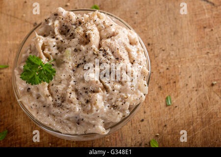 Pesce cremosa pate in ciotola fatta con tonno, cipolla e burro Foto Stock