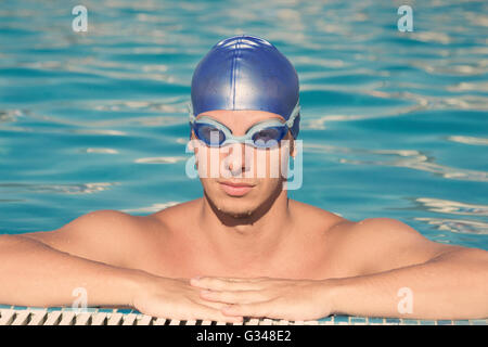 Ritratto di un nuotatore a bordo piscina Foto Stock