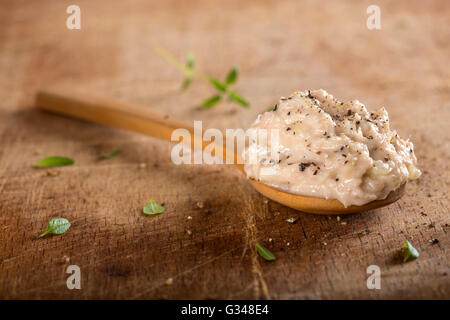 Pesce cremosa pate in cucchiaio con tonno, cipolla e burro Foto Stock