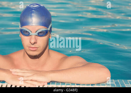 Ritratto del nuotatore al bordo della piscina Foto Stock